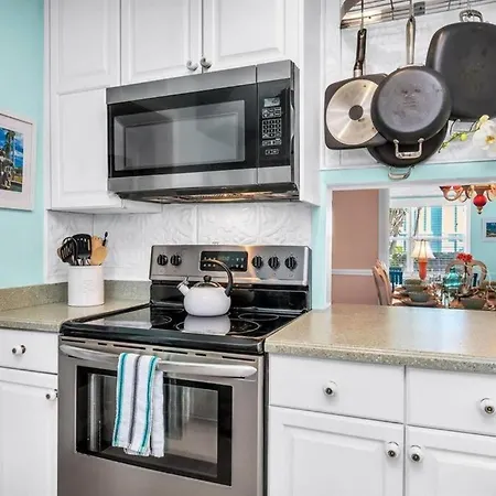 Resort-Style Estate W/ Pvt Guest Suites- Sleeps 15